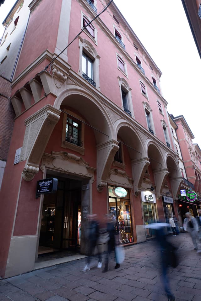 Via d'Azeglio a Bologna, accesso diretto alla Galleria dei Notai